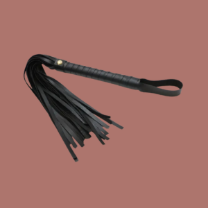 Látigo de cuero negro